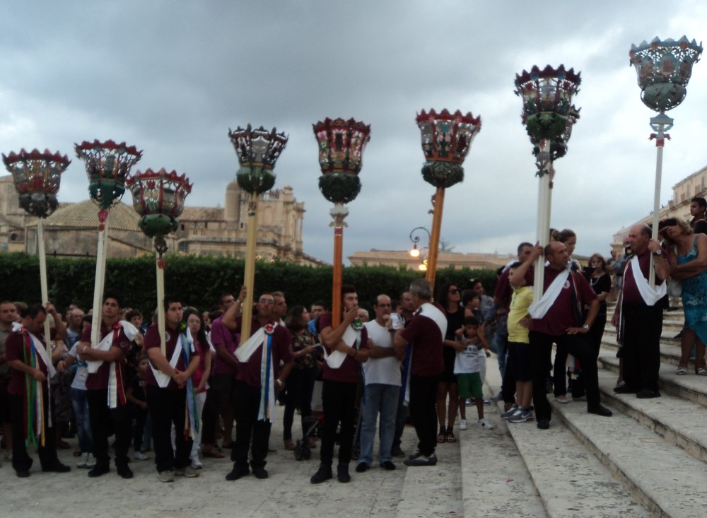 processsione Noto.JPG